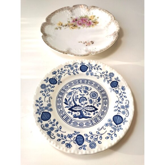 Collector plates 2: Enoch Wedgewood Tunstall blue onion 6 1/8", Unknown 6.75 " - Picture 1 of 9